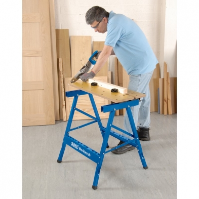 Banco de trabajo plegable Draper utilizado para cortar madera con sierra manual