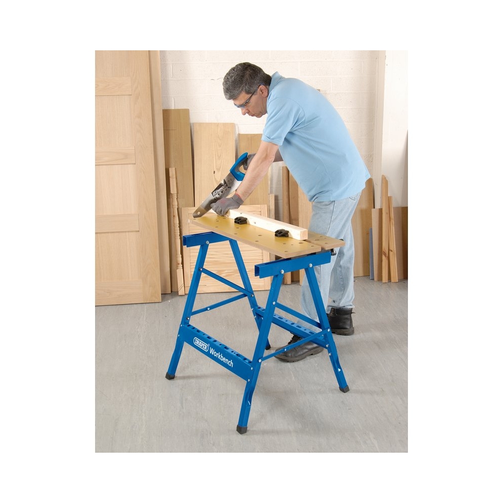Banco de trabajo plegable Draper utilizado para cortar madera con sierra manual