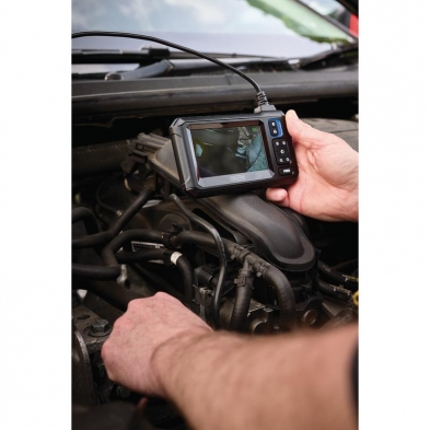 Cámara de inspección endoscópica con pantalla LCD usada en motor de automóvil.