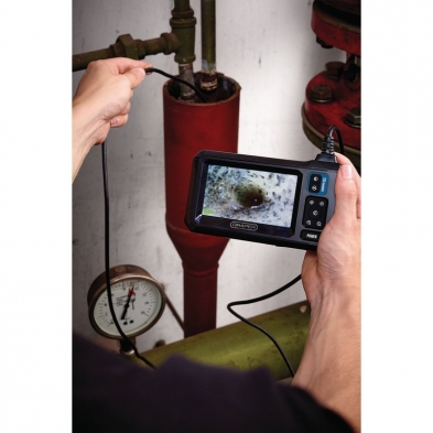 Endoscopio industrial 8 mm inspeccionando interior de tubería con pantalla a color.
