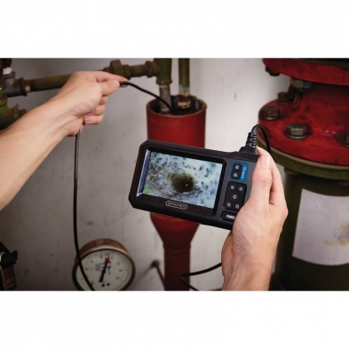Cámara endoscópica profesional mostrando imagen interna en tubería metálica.