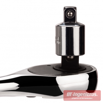 Adaptador 3/8 a 1/2 instalado en carraca de trinquete cromada con cierre de bola