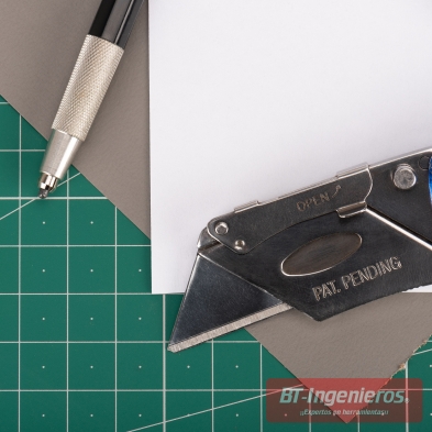 Tapete autocicatrizante con cuchilla en uso sobre superficie verde métrica