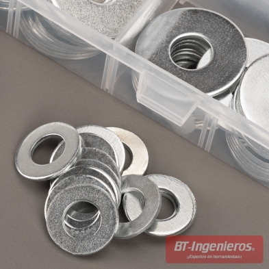 Detalle de arandelas de acero al carbono zincadas con acabado brillante