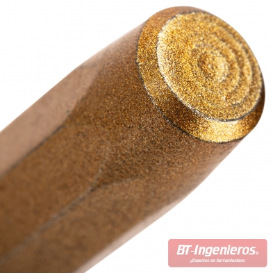 Detalle macro del extremo de golpeo templado del botador profesional