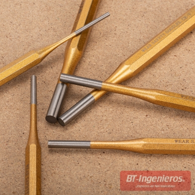 Juego de punzones CR-V en uso sobre superficie de trabajo