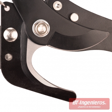 Detalle de la cuchilla de acero al carbono de la tijera de poda en altura