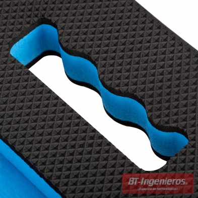 Detalle de la empuñadura ergonómica troquelada en la alfombra de rodillas