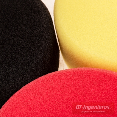 Detalle de textura de espuma de celda abierta en esponjas de pulido rojo amarillo negro