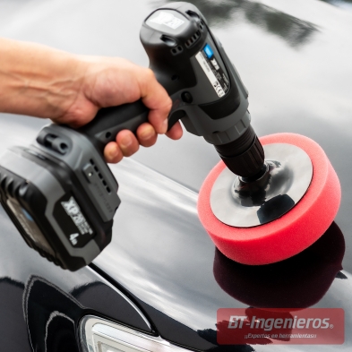 Pulidora a batería con esponja de pulido rojo trabajando sobre carrocería de coche