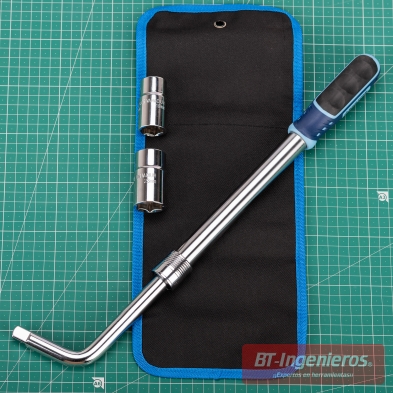 Llave extensible con funda y vasos sobre superficie de taller