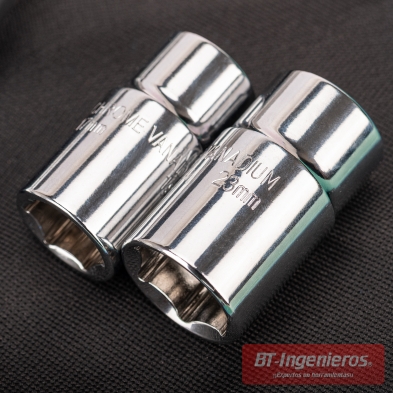 Detalle de vasos cromados de doble medida en acero cromo-vanadio