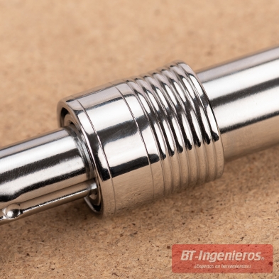 Detalle del sistema telescópico roscado de la llave extensible para ruedas