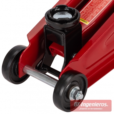 Detalle del gato hidráulico de carretilla 2T con ruedas de acero delanteras.