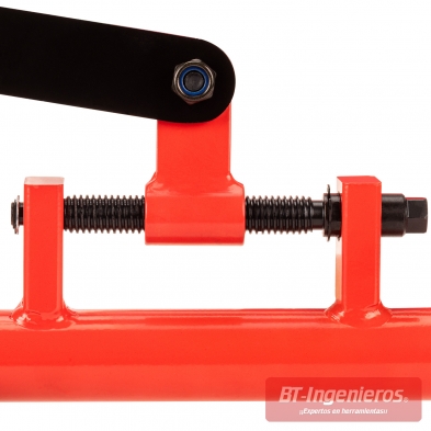 Herramienta de palanca para brazo inferior de suspensión con cadena ajustable.