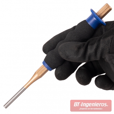Botador Piramide PRO® sujetado con guantes mostrando el agarre ergonómico.
