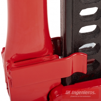 Detalle de la estructura de cremallera de acero forjado del gato mecánico.