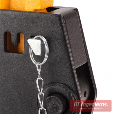 Detalle del pasador de seguridad con cadena en caballete JCB para apoyo de vehículos