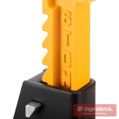 Columna dentada regulable del caballete JCB con marca 6 TON y bloqueo lateral visible