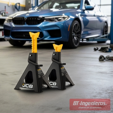 Dos caballetes JCB regulables con base ancha y columna amarilla para apoyo de vehículos