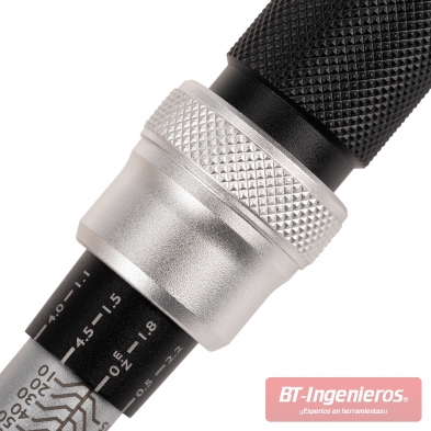 Detalle del ajuste de par de apriete con collar moleteado en llave dinamométrica JCB.