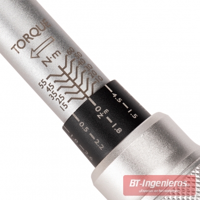 Empuñadura antideslizante de acero con moleteado fino en llave dinamométrica JCB.