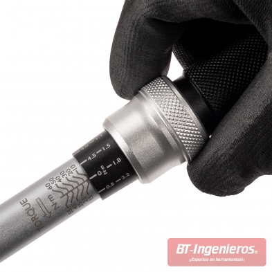 Detalle del ajuste de par de apriete con collar moleteado en llave dinamométrica JCB.