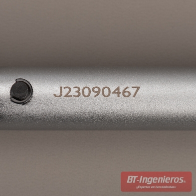 Detalle número de serie grabado en láser llave dinamométrica JCB 10–60 Nm.