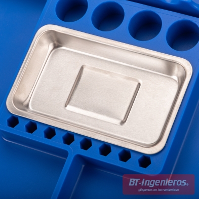 Detalle de cubeta metálica magnética integrada en bandeja de silicona para herramientas.