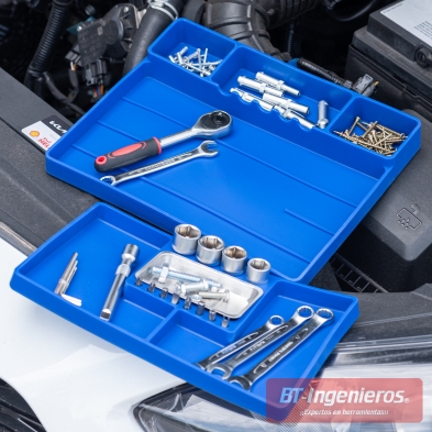 Bandeja de silicona utilizada sobre capó de coche para organizar herramientas y tornillería.