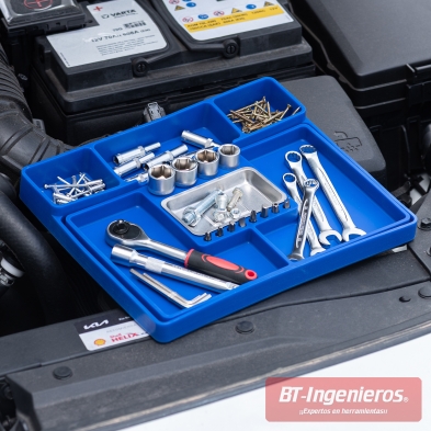 Bandeja de silicona utilizada sobre capó de coche para organizar herramientas y tornillería.