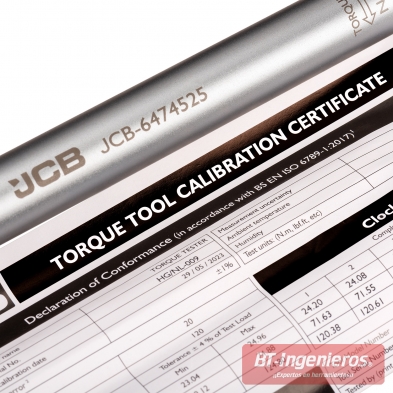 lave dinamométrica JCB 1/2" con maletín rígido y certificado de calibración.