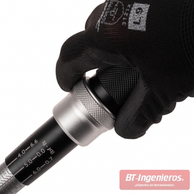 Detalle del mango antideslizante con moletado de precisión JCB.