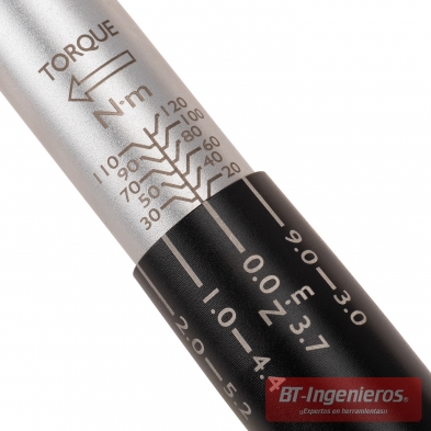 Escala grabada de medición en Nm de la llave dinamométrica profesional JCB.