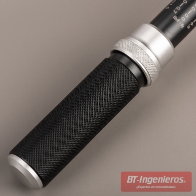 Empuñadura antideslizante metálica moletada de la llave dinamométrica JCB.