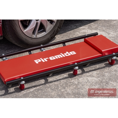 Camilla mecánica Piramide CMA920 en uso bajo vehículo en taller automotriz.