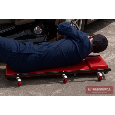 Rueda reforzada y chasis metálico de la camilla Piramide para mecánicos.