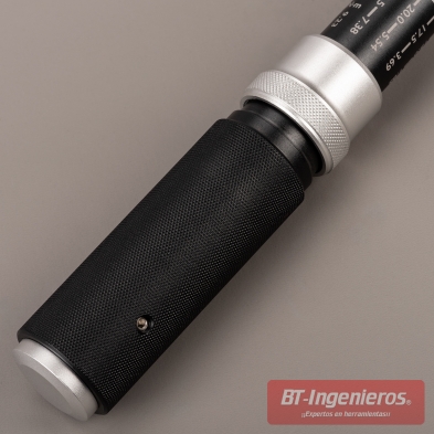 Empuñadura metálica moletada antideslizante con collar de bloqueo en llave dinamométrica JCB.