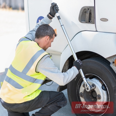 Mecánico usando llave dinamométrica larga JCB 3/4 pulgadas en rueda de camión.
