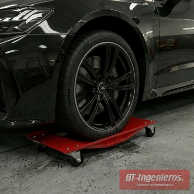 rueda de coche sobre plataforma rodante para posicionamiento de vehículo