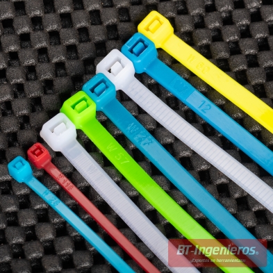 Detalle de bridas de plástico de colores para cables