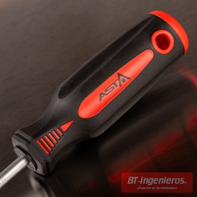 Detalle del mango ergonómico ASTA negro y rojo con zona antideslizante y orificio para colgar
