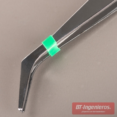 Primer plano de pinza curva de acero inoxidable con clip verde, pensada para acceder a zonas estrechas