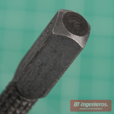 Detalle del extremo superior plano de un botador de clavos preparado para recibir el golpe del martillo