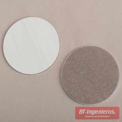 Detalle de dos discos metálicos de referencia Fe y NF mostrados para calibrar el medidor de recubrimientos