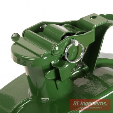 Detalle del cierre de palanca del jerrycan metálico, con tapón abatible y pasador extraíble con anilla