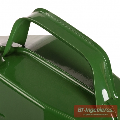 Detalle del asa metálica integrada en el cuerpo verde del bidón de gasolina de acero tipo jerrycan