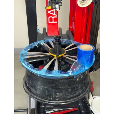 Pelicula protectora autoadhesiva esencial para llantas y múltiples superficies delicadas.