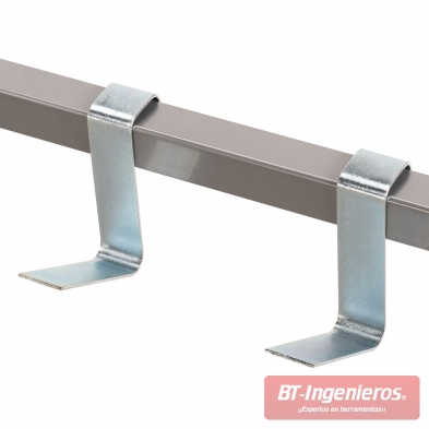 Dos ganchos metálicos desplazables colocados sobre la barra inferior del soporte rotatorio para paneles