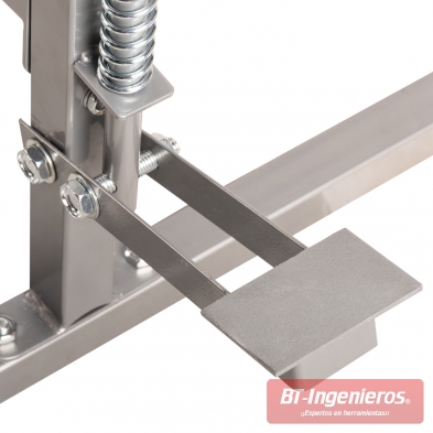 Detalle del mecanismo inferior del soporte con pedal metálico, articulaciones atornilladas y muelle